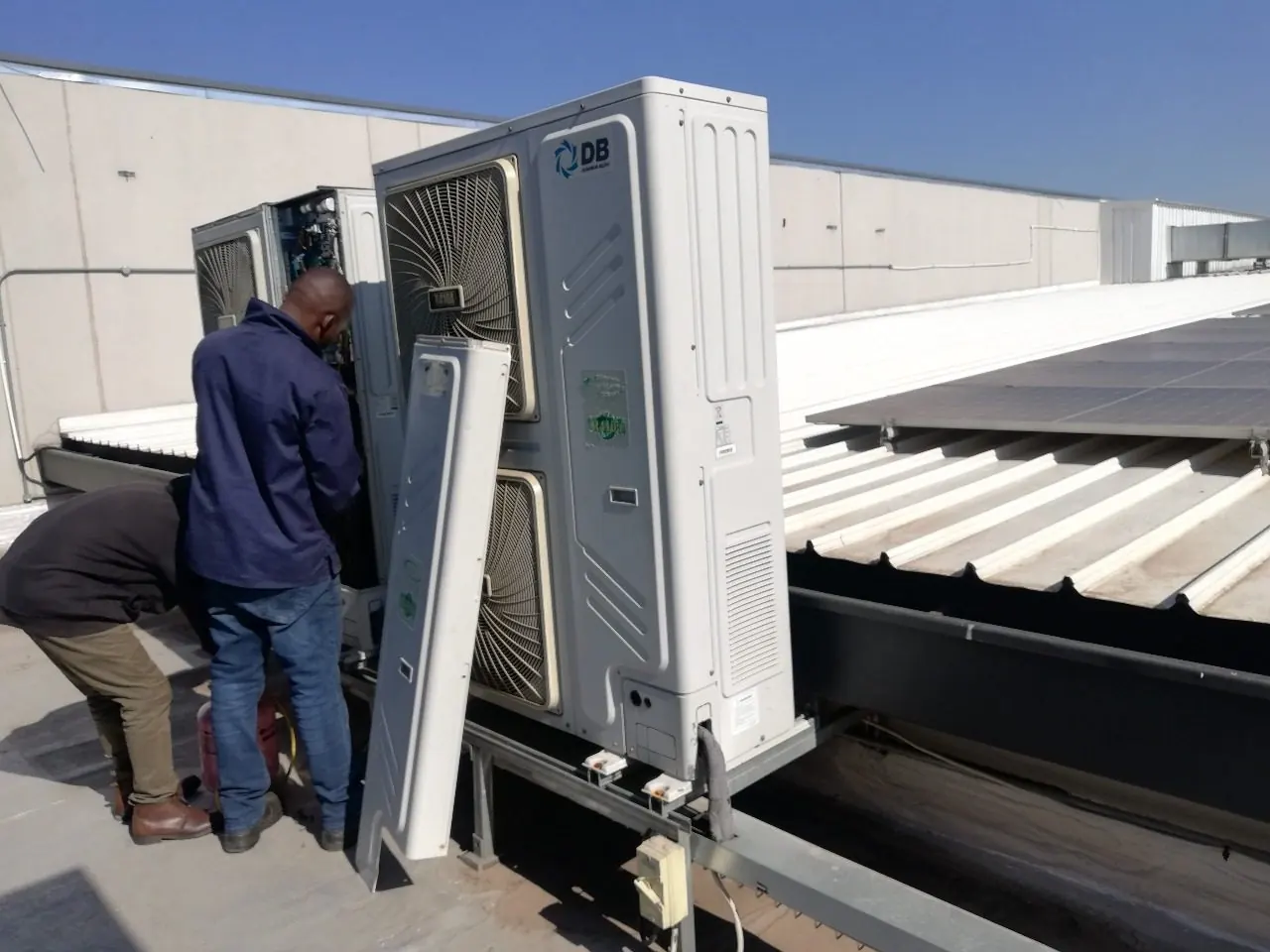 Rooftop air-conditioning equipment service