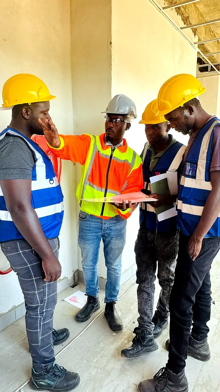 Technicians briefing on site